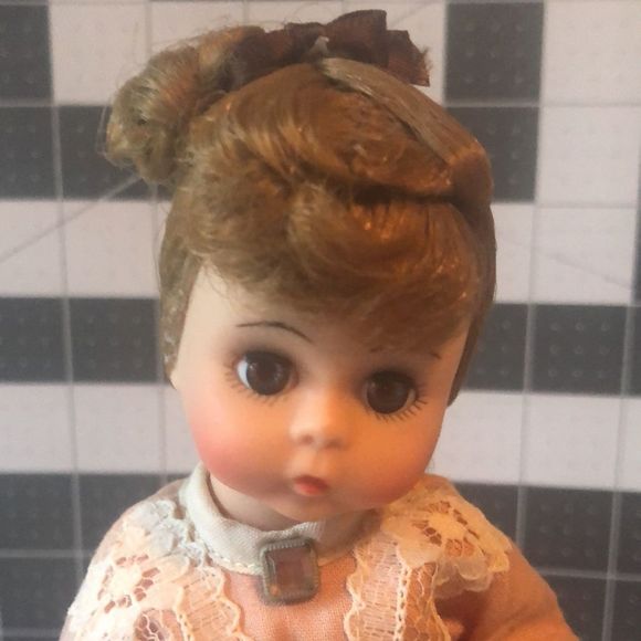 Madam Alexander # Meg from “Little Women “#408 Miniature Showcase - Picture 2 of 16